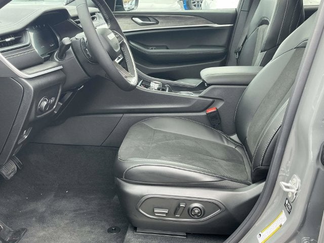 2027 Jeep Grand Cherokee Laredo Altitude
