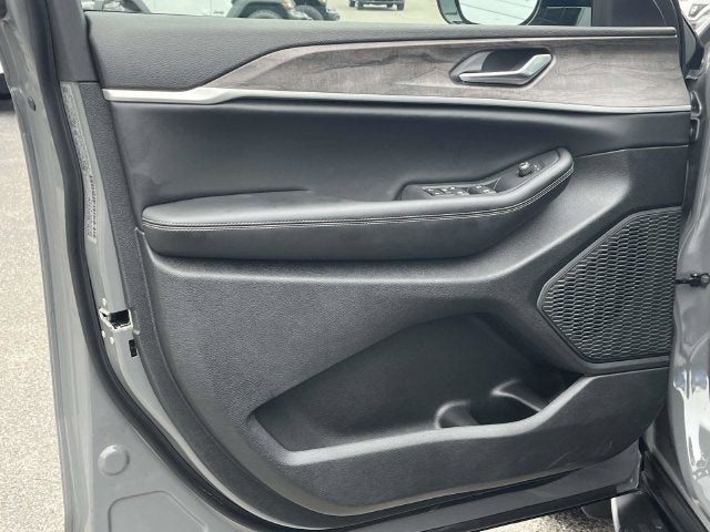 2027 Jeep Grand Cherokee Laredo Altitude