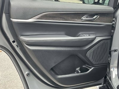 2027 Jeep Grand Cherokee Laredo Altitude