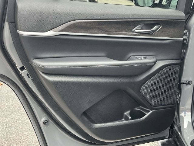 2027 Jeep Grand Cherokee Laredo Altitude