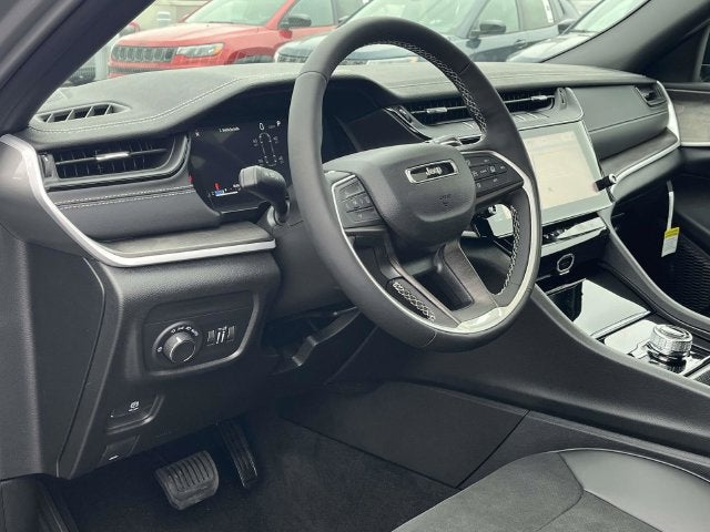 2027 Jeep Grand Cherokee Laredo Altitude
