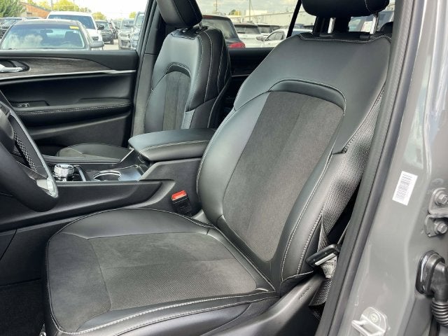 2027 Jeep Grand Cherokee Laredo Altitude