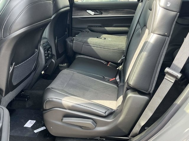 2027 Jeep Grand Cherokee Laredo Altitude