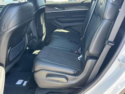 2027 Jeep Grand Cherokee Laredo Altitude