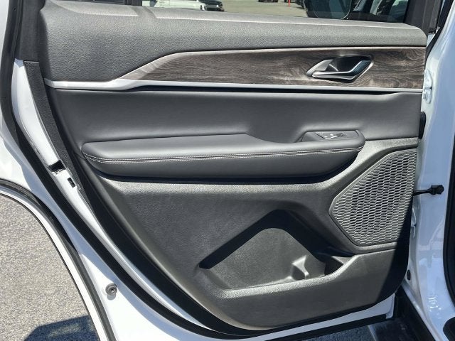 2027 Jeep Grand Cherokee Laredo Altitude