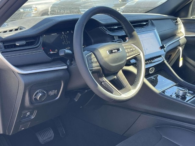 2027 Jeep Grand Cherokee Laredo Altitude
