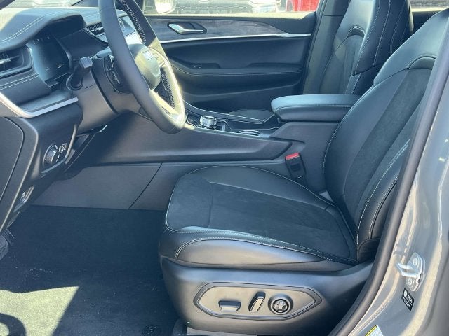 2027 Jeep Grand Cherokee Laredo Altitude