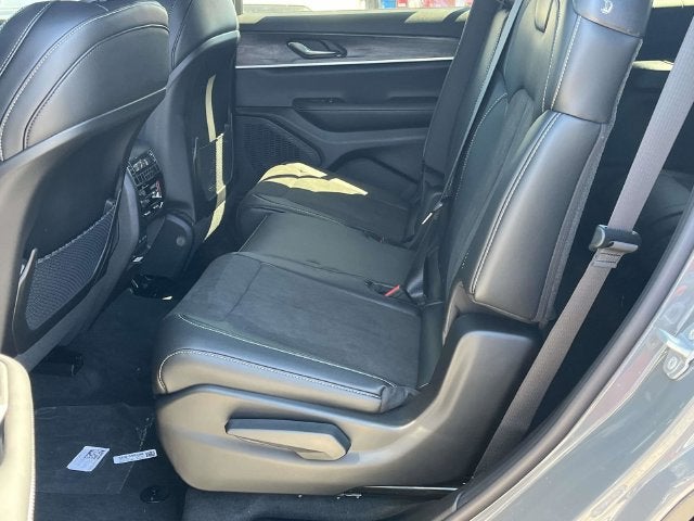 2027 Jeep Grand Cherokee Laredo Altitude