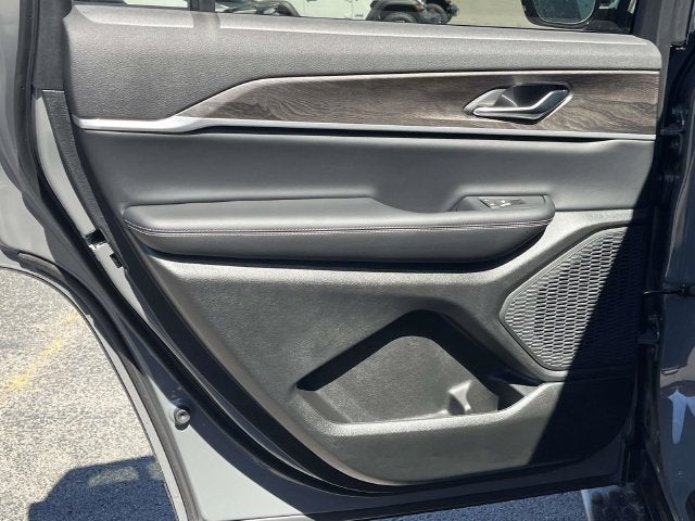 2027 Jeep Grand Cherokee Laredo Altitude