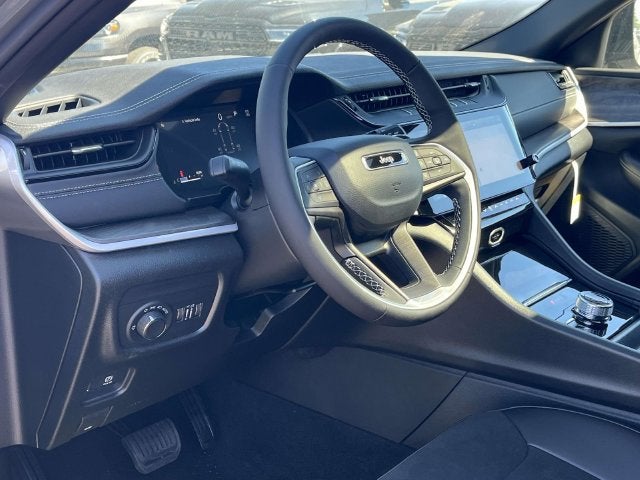 2027 Jeep Grand Cherokee Laredo Altitude