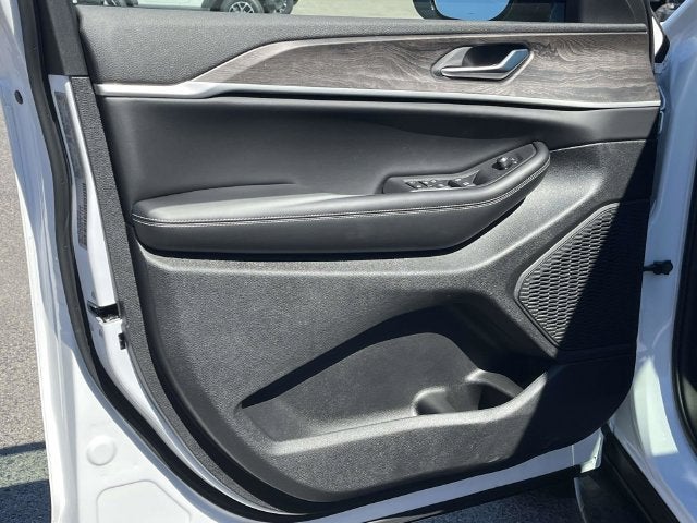 2027 Jeep Grand Cherokee Laredo Altitude