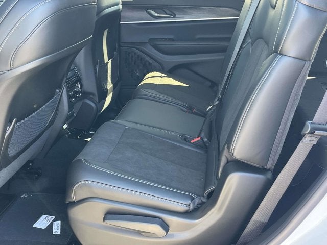 2027 Jeep Grand Cherokee Laredo Altitude