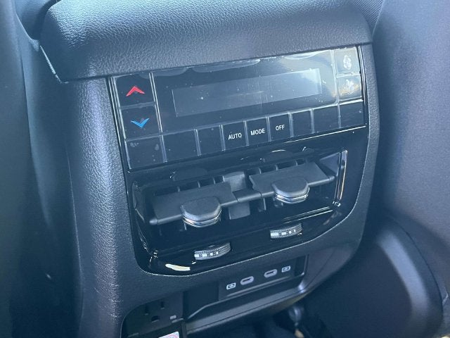 2027 Jeep Grand Cherokee Laredo Altitude