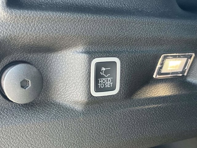 2027 Jeep Grand Cherokee Laredo Altitude