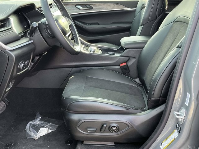 2027 Jeep Grand Cherokee Laredo Altitude