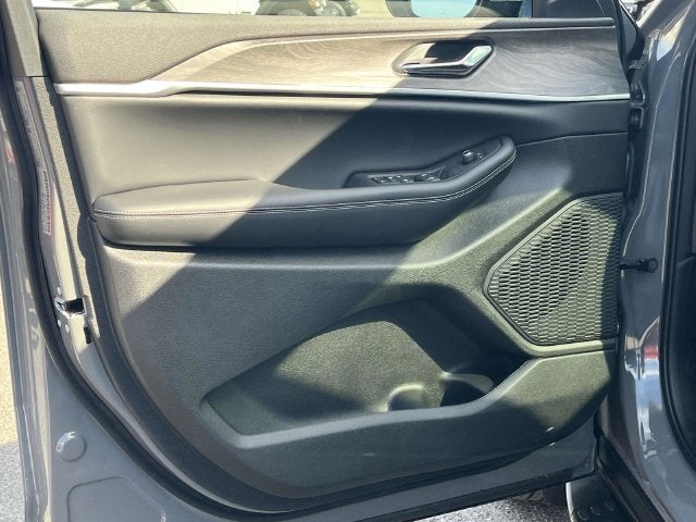 2027 Jeep Grand Cherokee Laredo Altitude