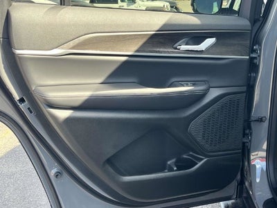 2027 Jeep Grand Cherokee Laredo Altitude