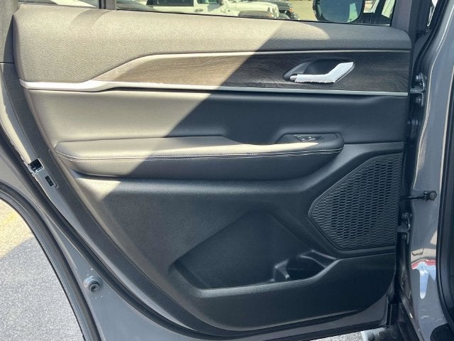 2027 Jeep Grand Cherokee Laredo Altitude