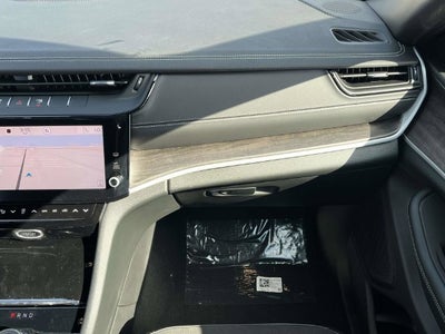 2027 Jeep Grand Cherokee Laredo Altitude