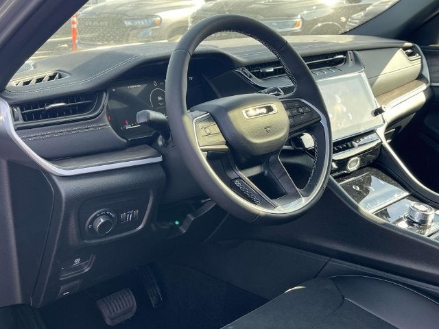 2027 Jeep Grand Cherokee Laredo Altitude