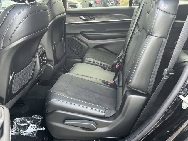 2027 Jeep Grand Cherokee Laredo Altitude