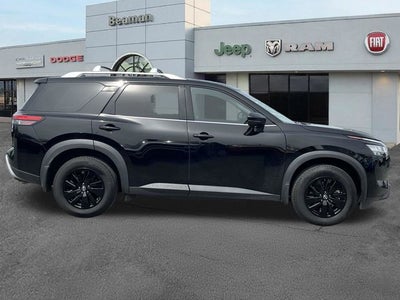 2024 Nissan Pathfinder SL