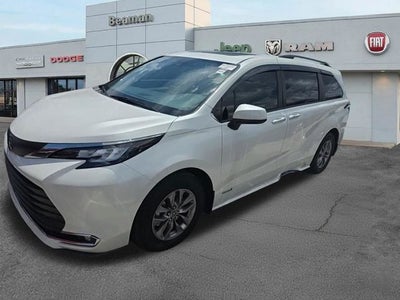 2021 Toyota Sienna XLE 8 Passenger