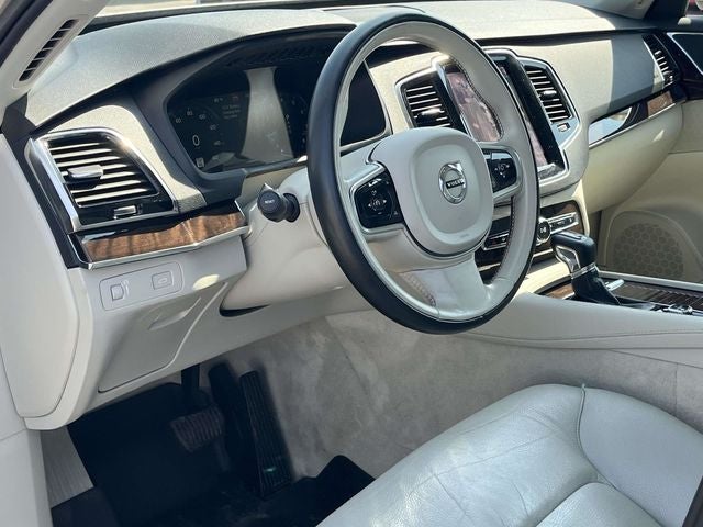 2016 Volvo XC90 T6 Momentum
