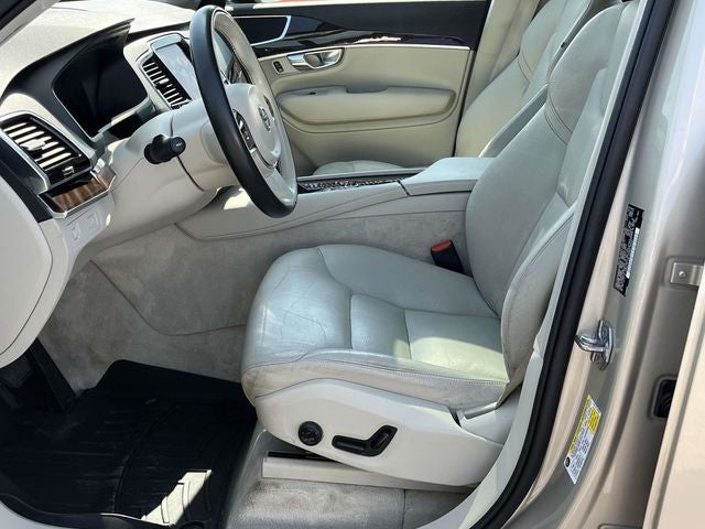 2016 Volvo XC90 T6 Momentum