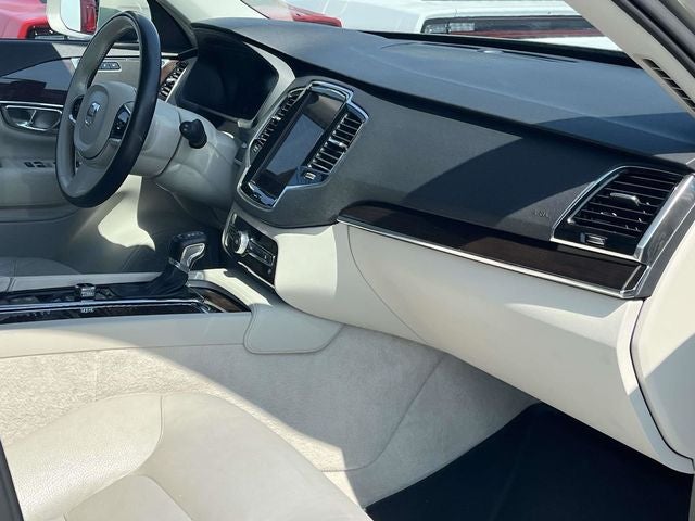 2016 Volvo XC90 T6 Momentum